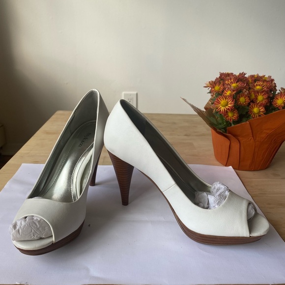 Open toe pump with platform - Picture 3 of 6